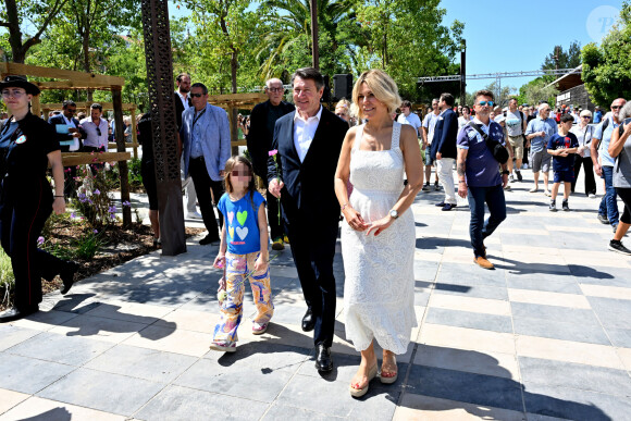 L'ancien Théâtre National de Nice a été remplacé par un beau jardin en restanque aux ambiances méditerranéennes de 5 000 mètres carré de surface.
Christian Estrosi, sa femme Laura Tenoudji et leur fille Bianca pour l'inauguration de "La Bourgada" à Nice, le samedi 22 juin 2024