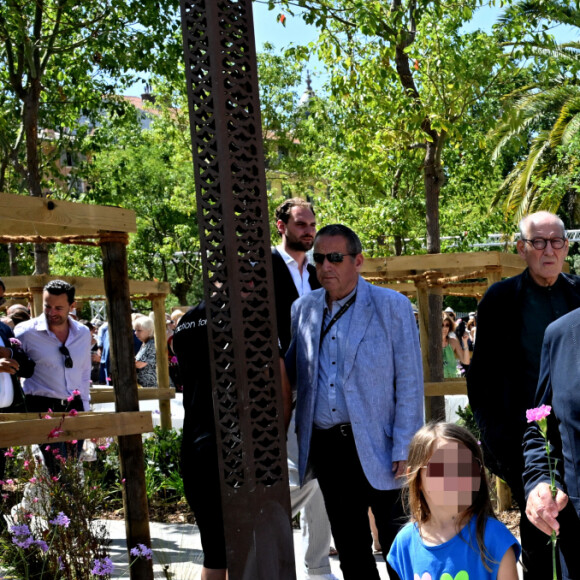 L'ancien Théâtre National de Nice a été remplacé par un beau jardin en restanque aux ambiances méditerranéennes de 5 000 mètres carré de surface.
Christian Estrosi, sa femme Laura Tenoudji et leur fille Bianca pour l'inauguration de "La Bourgada" à Nice, le samedi 22 juin 2024