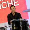 Michael Moreno chante lors de l'émission Vivement Dimanche consacrée à son père Jean Reno sur France 2 diffusée le 21 mars 2010