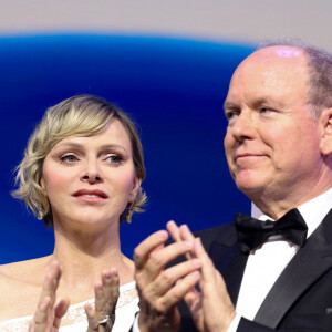 Souriante, la princesse a pu profiter du spectacle avec le prince Albert
La princesse Charlene et le prince Albert II de Monaco - La famille princière au photocall et cérémonie de clôture de la 63ème édition du Festival de Télévision de Monte-Carlo (63rd Golden Nymph) au Grimaldi Forum à Monaco le 18 juin 2024. © Claudia Albuquerque / Bestimage 