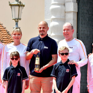 La famille royale a assisté à ce tournoi dont seuls les vainqueurs du tournoi masculin et féminin valideront leur billet pour les Jeux olympiques de Paris 2024.
La princesse Charlène de Monaco, la princesse Gabriella de Monaco, comtesse de Carladès, le prince Jacques de Monaco, marquis des Baux, le prince Albert II de Monaco lors du relais de la Flamme Olympique des Jeux olympiques d'été de Paris 2024 à Monaco, le 18 juin 2024. Paris se prépare à accueillir les XXXIIIèmes Jeux Olympiques d'été, du 26 juillet au 11 août 2024. © Bruno Bebert/Bestimage 