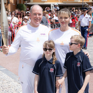 Aux premières loges lors du tournoi de qualification olympique de rugby à 7 qui s'est déroulé hier au Stade Louis II, la princesse Charlene s'est montrée très tendre avec ses enfants Jacques et Gabriella
La princesse Charlène de Monaco, Le prince Albert II de Monaco), Jacques et Gabriella de Monaco lors du relais de la Flamme Olympique des Jeux olympiques d'été de Paris 2024 à Monaco