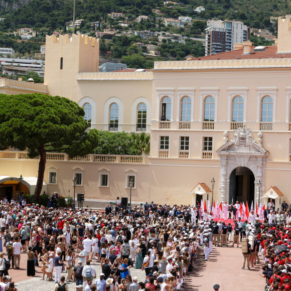 La princesse Charlène de Monaco, la princesse Gabriella de Monaco, comtesse de Carladès, le prince Jacques de Monaco, marquis des Baux, le prince Albert II de Monaco lors du relais de la Flamme Olympique des Jeux olympiques d'été de Paris 2024 à Monaco, le 18 juin 2024. Paris se prépare à accueillir les XXXIIIèmes Jeux Olympiques d'été, du 26 juillet au 11 août 2024. Jean-Charles Vinaj/Pool Monaco/Bestimage 