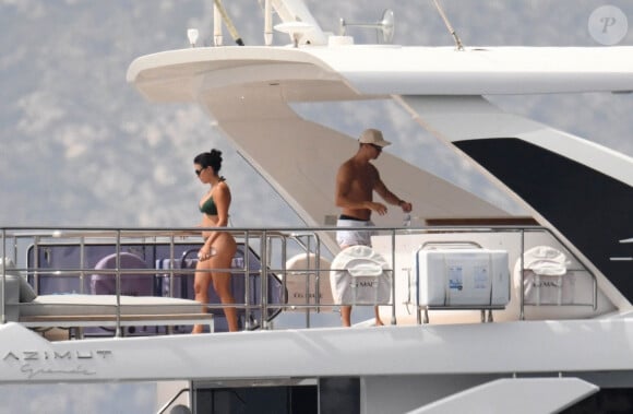 Cristiano Ronaldo et sa compagne, Georgina Rodriguez, à bord d'un yacht à Porto Cervo, Italie, le 22 juin 2023