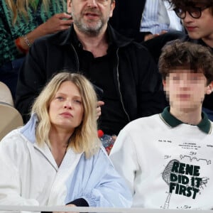 Le chanteur Raphaël, sa compagne Mélanie Thierry et leurs enfants Roman et Aliocha Haroche - Les célébrités dans les tribunes des Internationaux de France de tennis de Roland Garros 2024 à Paris, le 29 mai 2024. © Jacovides / Moreau / Bestimage 