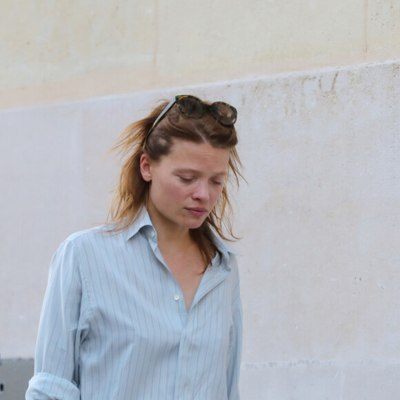 Exclusif - Le chanteur Raphaël et sa compagne Mélanie Thierry - Après l'hommage à Philippe Cerboneschi (Zdar), le cortège de la famille et des proches se dirige à pied de la place Marcel Aymé vers le Cimetière de Montmartre à Paris le 2 juillet 2019. Philippe Zdar était un être merveilleux, un génie absolu qui a inspiré tant d'artistes, en trois décennies. Il a révolutionné l'industrie musicale française et internationale. Il s'est singularisé par son intuition et son attention aux autres, toutes les personnes qui ont eu la chance de croiser sa route gardent un souvenir fabuleux d'une personne hors du commun. Merci de flouter le visage des enfants à la parution 