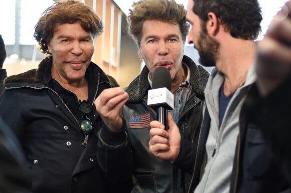 Une superbe bâtisse du moyen-âge qui tombe en ruines.
Igor et Grichka Bogdanoff (Bogdanov) - Salon du Livre à la Porte de Versailles de Paris, le 17 mars 2019. © Lionel Urman/Bestimage