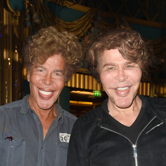 Les frères jumeaux ont succombé à la Covid-19 à six jours d'intervalle.
Grichka Bogdanoff ( Bogdanov) et Igor Bogdanoff ( Bogdanov) à la générale de la comédie musicale de Jean-Paul Gaultier "Fashion Freak Show" au théâtre des Folies Bergère à Paris le 28 septembre 2018. © Coadic Guirec / Bestimage