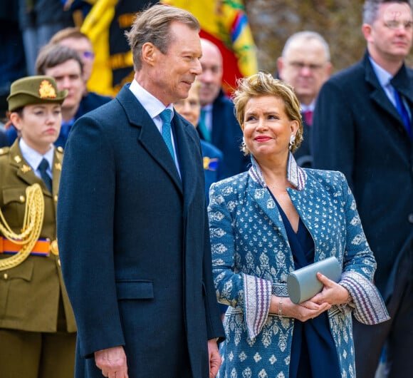 Le grand-duc Henri de Luxembourg et la grande-duchesse Maria Teresa de Luxembourg lors de la cérémonie de dépôt de gerbes sur la tombe du Soldat inconnu à Bruxelles, à l'occasion de leur visite officielle, le 16 avril 2024. 