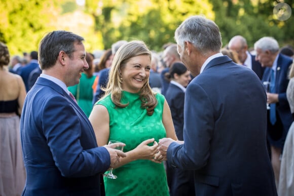 Ainsi qu'à sa belle-fille Stéphanie. 
Le prince Guillaume, grand-duc héritier de Luxembourg, La princesse Stéphanie - La famille de Luxembourg lors d'une garden party au Château de Colmar-Berg le 28 juin 2022. 