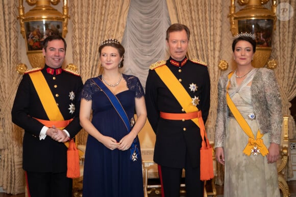 Et laisser le trône à son fils Guillaume. 
Le prince Guillaume, la princesse Alexandra, le grand-duc Henri de Luxembourg et la comtesse Stéphanie de Lannoy, grande-duchesse héritière de Luxembourg (enceinte) - Le grand-duc Henri de Luxembourg, la princesse Alexandra, le prince Guillaume et la comtesse Stéphanie de Lannoy, grande-duchesse héritière de Luxembourg (enceinte) , assistent à la réception du Nouvel an au Palais grand-ducal à Luxembourg, le 16 janvier 2020.