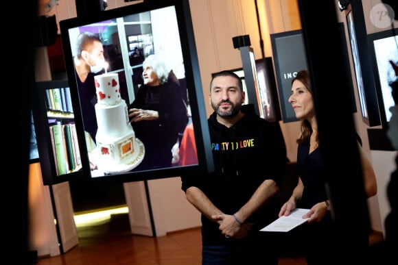 Le principe est toujours le même : Nathalie Lévy explore avec son invité son patrimoine familial et sa relation avec ses grands-parents.
Exclusif - Ibrahim Maalouf et la photo de sa grand-mère, Nathalie Levy lors de l'enregistrement de l'émission "Inoubliables, nos chers grands-parents", présentée par N.Lévy et diffusée le 25 juin sur Canal+, au Studio Harcourt à Paris. Le 17 février 2024 © Dominique Jacovides / Bestimage