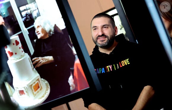 Exclusif - Ibrahim Maalouf et la photo de sa grand-mère lors de l'enregistrement de l'émission "Inoubliables, nos chers grands-parents", présentée par N.Lévy et diffusée le 25 juin sur Canal+, au Studio Harcourt à Paris. Le 17 février 2024 © Dominique Jacovides / Bestimage