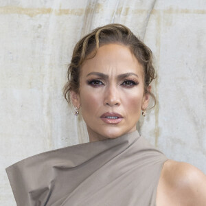 Jennifer Lopez au photocall du défilé de mode Christian Dior Haute-Couture automne-hiver 2024/2025 lors de la Fashion Week de Paris, France, le 24 juin 2024. © Olivier Borde/Bestimage