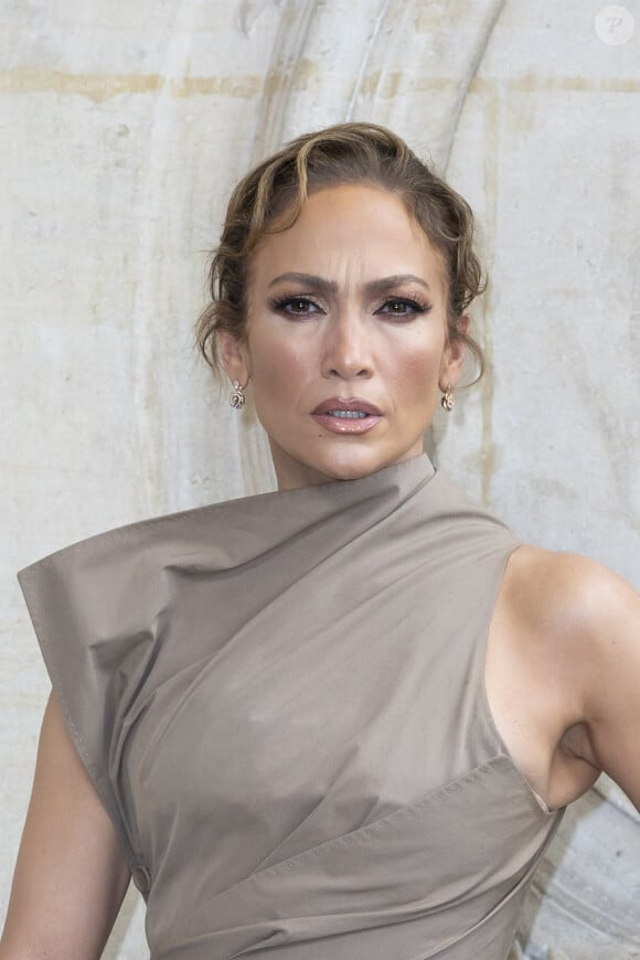 Jennifer Lopez au photocall du défilé de mode Christian Dior Haute-Couture automne-hiver 2024/2025 lors de la Fashion Week de Paris, France, le 24 juin 2024. © Olivier Borde/Bestimage