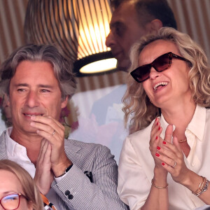 Laurent Solly et sa femme Caroline Roux - Célébrités dans les tribunes de la finale homme des Internationaux de France de tennis de Roland Garros 2024 à Paris le 9 juin 2024. © Jacovides-Moreau/Bestimage  Celebrities in the stands of the men's final of the French Open tennis tournament at Roland Garros 2024 in Paris on June 9, 2024 