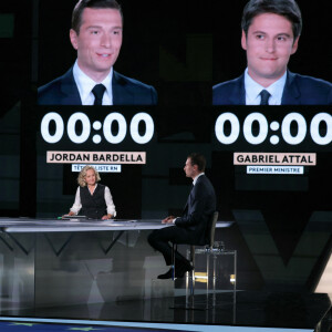 Le président du parti d'extrême droite français Rassemblement national (RN) et principal candidat aux élections européennes du 9 juin, Jordan Bardella et le Premier ministre français Gabriel Attal assistent à un débat organisé par la journaliste Caroline Roux sur France 2 à Aubervilliers le 23 mai 2024. © Thomas Samson/Pool/Bestimage  French far-right Rassemblement National (RN) party's President and leading candidate for the June 9 European union election Jordan Bardella (R) and France's Prime Minister Gabriel Attal (L) attend a debate hosted by French journalist Caroline Roux (C) on French state owned TV channel France 2, on May 23, 2024 in Aubervilliers, near Paris. 