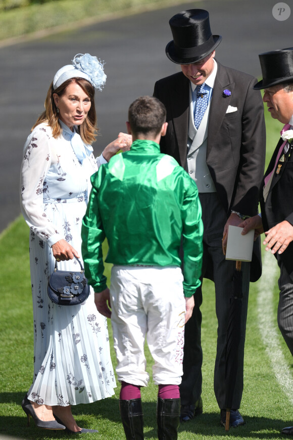 Et il a notamment aidé sa belle-mère à se sortir d'une situation délicate.
Le prince William de Galles, Carole Middleton - La famille royale d'Angleterre aux courses hippiques "Royal Ascot 2024" à Ascot. Le 19 juin 2024 © Julien Burton / Bestimage 