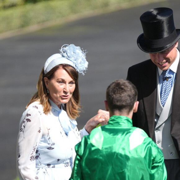 Et il a notamment aidé sa belle-mère à se sortir d'une situation délicate.
Le prince William de Galles, Carole Middleton - La famille royale d'Angleterre aux courses hippiques "Royal Ascot 2024" à Ascot. Le 19 juin 2024 © Julien Burton / Bestimage 