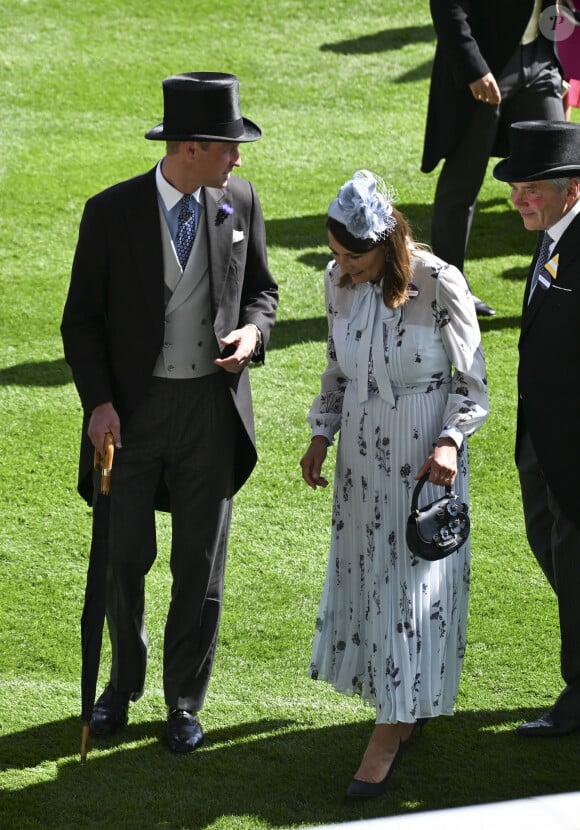 Ce qui prouve l'entente et l'amour qu'il y a entre William, ses beaux-parents mais particulièrement sa belle-mère
Le prince William, prince de Galles, et ses beaux-parents, Michael et Carole Middleton assistent au deuxième jour des courses hippiques à Ascot, le 19 juin 2024. 