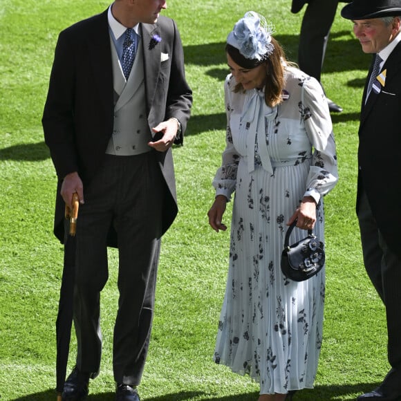 Ce qui prouve l'entente et l'amour qu'il y a entre William, ses beaux-parents mais particulièrement sa belle-mère
Le prince William, prince de Galles, et ses beaux-parents, Michael et Carole Middleton assistent au deuxième jour des courses hippiques à Ascot, le 19 juin 2024. 