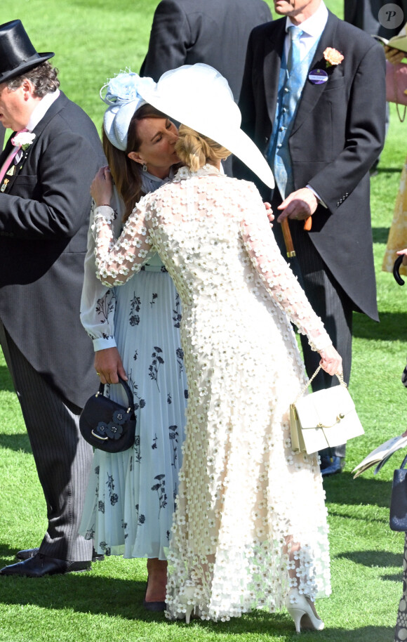 Carole Middleton et Sophie Rhys-Jones, duchesse d'Edimbourg, - Les célébrités et les membres de la famille royale d'Angleterre assistent au second jour de la course hippique Royal Ascot , le 19 juin 2024. 