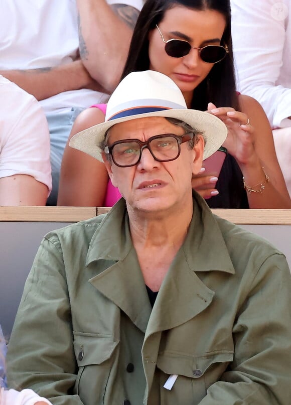 Marc Lavoine et son fils Roman dans les tribunes des Internationaux de France de tennis de Roland Garros 2023 le 6 juin 2023. © Jacovides-Moreau/Bestimage