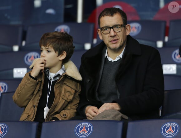 Dany Boon et son fils Eytan - People au match Psg-Nantes au Parc des Princes à Paris le 6 décembre 2014.
