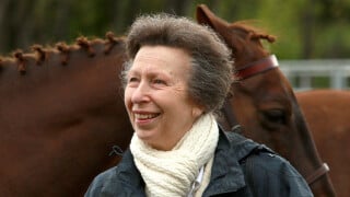 Terminé l'hôpital ! La princesse Anne enfin de retour chez elle : son mari Tim, soulagé, sort du silence