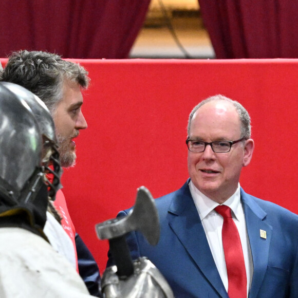 Exclusif - Pierre Casiraghi a participé au tournoi de Béhourd (combat médiéval) de la Principauté de Monaco avec son équipe Les Grimaldi Milites sous le regard de son oncle le prince Albert II de Monaco, au chapiteau Fontvieille, France, le 15 juin 2024. Les monégasques ont rencontré l'équipe Martel, venant de Paris, les lyonnais de la Confrérie des Loups, Les Comtois de Franche Comté, les Faucons Noirs de Touraine et les Bannerets d'Auvergne. Les Grimaldi Milites ont terminé 3eme de ce tournoi. Le béhourd est une forme de combat médiéval. Il s'agit d'une adaptation contemporaine d'une pratique sportive et guerrière ancienne. Les compétiteurs s'y affrontent en armure complète, à pieds, avec des armes en acier qui ne sont ni pointues, ni tranchantes. Les combats en équipes sont les plus populaires. Dans de tels affrontements, les coups sont portés à pleine puissance, et seules certaines techniques jugées trop dangereuses comme les coups d'estoc (c'est-à-dire portés avec la pointe, pour planter) ou les coups derrière les genoux sont interdites. Les coups de pieds, de poings, de genoux, les prises de corps à corps sont autorisés. L'équipe qui gagne est celle qui parvient à terminer la manche avec encore au moins un joueur debout sur ses deux jambes. Le but est donc de faire chuter les membres de l'équipe adverse par tous les moyens autorisés, l'arme à la main. Cette pratique se revendique héritière des tournois médiévaux, qu'elle entend remettre au goût du jour sous forme sportive, mais aussi culturelle de par sa dimension historique, qui transmet un savoir sur l'histoire de France, sur la chevalerie et sur la guerre au Moyen-Âge de façon ludique et spectaculaire. Cette pratique est apparue au XIIème siècle, a évolué jusqu'au XVIème siècle pour finalement s'éteindre et réapparaître aujourd'hui sous cette nouvelle forme sportive. © Bruno Bebert/Bestimage 