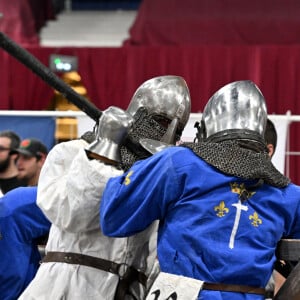 Exclusif - Pierre Casiraghi a participé au tournoi de Béhourd (combat médiéval) de la Principauté de Monaco avec son équipe Les Grimaldi Milites sous le regard de son oncle le prince Albert II de Monaco, au chapiteau Fontvieille, France, le 15 juin 2024. Les monégasques ont rencontré l'équipe Martel, venant de Paris, les lyonnais de la Confrérie des Loups, Les Comtois de Franche Comté, les Faucons Noirs de Touraine et les Bannerets d'Auvergne. Les Grimaldi Milites ont terminé 3eme de ce tournoi. Le béhourd est une forme de combat médiéval. Il s'agit d'une adaptation contemporaine d'une pratique sportive et guerrière ancienne. Les compétiteurs s'y affrontent en armure complète, à pieds, avec des armes en acier qui ne sont ni pointues, ni tranchantes. Les combats en équipes sont les plus populaires. Dans de tels affrontements, les coups sont portés à pleine puissance, et seules certaines techniques jugées trop dangereuses comme les coups d'estoc (c'est-à-dire portés avec la pointe, pour planter) ou les coups derrière les genoux sont interdites. Les coups de pieds, de poings, de genoux, les prises de corps à corps sont autorisés. L'équipe qui gagne est celle qui parvient à terminer la manche avec encore au moins un joueur debout sur ses deux jambes. Le but est donc de faire chuter les membres de l'équipe adverse par tous les moyens autorisés, l'arme à la main. Cette pratique se revendique héritière des tournois médiévaux, qu'elle entend remettre au goût du jour sous forme sportive, mais aussi culturelle de par sa dimension historique, qui transmet un savoir sur l'histoire de France, sur la chevalerie et sur la guerre au Moyen-Âge de façon ludique et spectaculaire. Cette pratique est apparue au XIIème siècle, a évolué jusqu'au XVIème siècle pour finalement s'éteindre et réapparaître aujourd'hui sous cette nouvelle forme sportive. © Bruno Bebert/Bestimage 