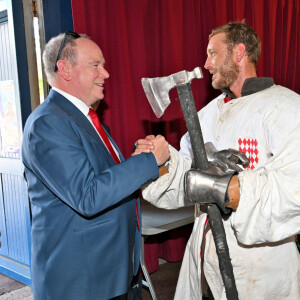 Exclusif - Pierre Casiraghi a participé au tournoi de Béhourd (combat médiéval) de la Principauté de Monaco avec son équipe Les Grimaldi Milites sous le regard de son oncle le prince Albert II de Monaco, au chapiteau Fontvieille, France, le 15 juin 2024. Les monégasques ont rencontré l'équipe Martel, venant de Paris, les lyonnais de la Confrérie des Loups, Les Comtois de Franche Comté, les Faucons Noirs de Touraine et les Bannerets d'Auvergne. Les Grimaldi Milites ont terminé 3eme de ce tournoi. Le béhourd est une forme de combat médiéval. Il s'agit d'une adaptation contemporaine d'une pratique sportive et guerrière ancienne. Les compétiteurs s'y affrontent en armure complète, à pieds, avec des armes en acier qui ne sont ni pointues, ni tranchantes. Les combats en équipes sont les plus populaires. Dans de tels affrontements, les coups sont portés à pleine puissance, et seules certaines techniques jugées trop dangereuses comme les coups d'estoc (c'est-à-dire portés avec la pointe, pour planter) ou les coups derrière les genoux sont interdites. Les coups de pieds, de poings, de genoux, les prises de corps à corps sont autorisés. L'équipe qui gagne est celle qui parvient à terminer la manche avec encore au moins un joueur debout sur ses deux jambes. Le but est donc de faire chuter les membres de l'équipe adverse par tous les moyens autorisés, l'arme à la main. Cette pratique se revendique héritière des tournois médiévaux, qu'elle entend remettre au goût du jour sous forme sportive, mais aussi culturelle de par sa dimension historique, qui transmet un savoir sur l'histoire de France, sur la chevalerie et sur la guerre au Moyen-Âge de façon ludique et spectaculaire. Cette pratique est apparue au XIIème siècle, a évolué jusqu'au XVIème siècle pour finalement s'éteindre et réapparaître aujourd'hui sous cette nouvelle forme sportive. © Bruno Bebert/Bestimage 