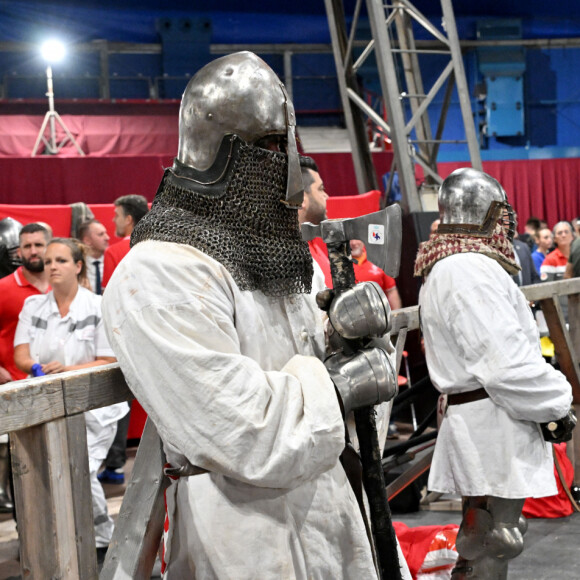 Exclusif - Pierre Casiraghi a participé au tournoi de Béhourd (combat médiéval) de la Principauté de Monaco avec son équipe Les Grimaldi Milites sous le regard de son oncle le prince Albert II de Monaco, au chapiteau Fontvieille, France, le 15 juin 2024. Les monégasques ont rencontré l'équipe Martel, venant de Paris, les lyonnais de la Confrérie des Loups, Les Comtois de Franche Comté, les Faucons Noirs de Touraine et les Bannerets d'Auvergne. Les Grimaldi Milites ont terminé 3eme de ce tournoi. Le béhourd est une forme de combat médiéval. Il s'agit d'une adaptation contemporaine d'une pratique sportive et guerrière ancienne. Les compétiteurs s'y affrontent en armure complète, à pieds, avec des armes en acier qui ne sont ni pointues, ni tranchantes. Les combats en équipes sont les plus populaires. Dans de tels affrontements, les coups sont portés à pleine puissance, et seules certaines techniques jugées trop dangereuses comme les coups d'estoc (c'est-à-dire portés avec la pointe, pour planter) ou les coups derrière les genoux sont interdites. Les coups de pieds, de poings, de genoux, les prises de corps à corps sont autorisés. L'équipe qui gagne est celle qui parvient à terminer la manche avec encore au moins un joueur debout sur ses deux jambes. Le but est donc de faire chuter les membres de l'équipe adverse par tous les moyens autorisés, l'arme à la main. Cette pratique se revendique héritière des tournois médiévaux, qu'elle entend remettre au goût du jour sous forme sportive, mais aussi culturelle de par sa dimension historique, qui transmet un savoir sur l'histoire de France, sur la chevalerie et sur la guerre au Moyen-Âge de façon ludique et spectaculaire. Cette pratique est apparue au XIIème siècle, a évolué jusqu'au XVIème siècle pour finalement s'éteindre et réapparaître aujourd'hui sous cette nouvelle forme sportive. © Bruno Bebert/Bestimage 