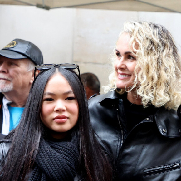 Laeticia Hallyday, ses filles Joy et Jade lors de l'inauguration d'une plaque commémorative en hommage à Johnny Hallyday devant l'immeuble où le chanteur français a grandi dans le 9ème arrondissement de Paris, France, le 22 décembre 2023. © Dominique Jacovides/Bestimage