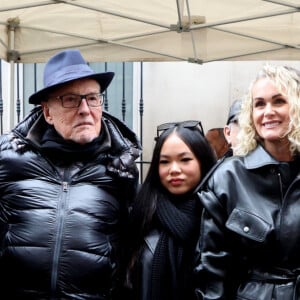 Jean-Claude Camus, Laeticia Hallyday, ses filles Joy et Jade, Delphine Burkli, Maire du 9ème arrondissement lors de l'inauguration d'une plaque commémorative en hommage à Johnny Hallyday devant l'immeuble où le chanteur français a grandi dans le 9ème arrondissement de Paris, France, le 22 décembre 2023. © Dominique Jacovides/Bestimage