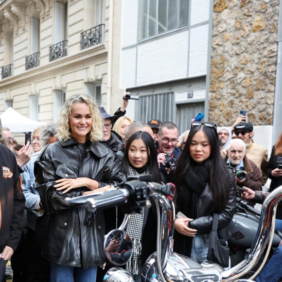 Laeticia Hallyday et ses filles Jade et Joy rencontrent les bikers venus rendre hommage au chanteur lors de l'inauguration d'une plaque commémorative en hommage à Johnny Hallyday devant l'immeuble où le chanteur français a grandi dans le 9ème arrondissement de Paris, France, le 22 décembre 2023.© Dominique Jacovides/Bestimage