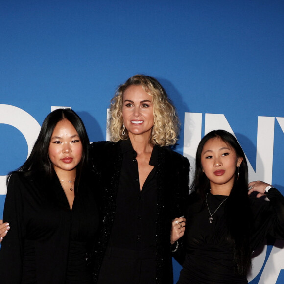 Laeticia Hallyday et ses filles Joy et Jade - Photocall du vernissage de l'exposition "Johnny Hallyday, l'exposition" au Palais des Expositions à Paris. Le 21 décembre 2023 © Dominique Jacovides / Bestimage