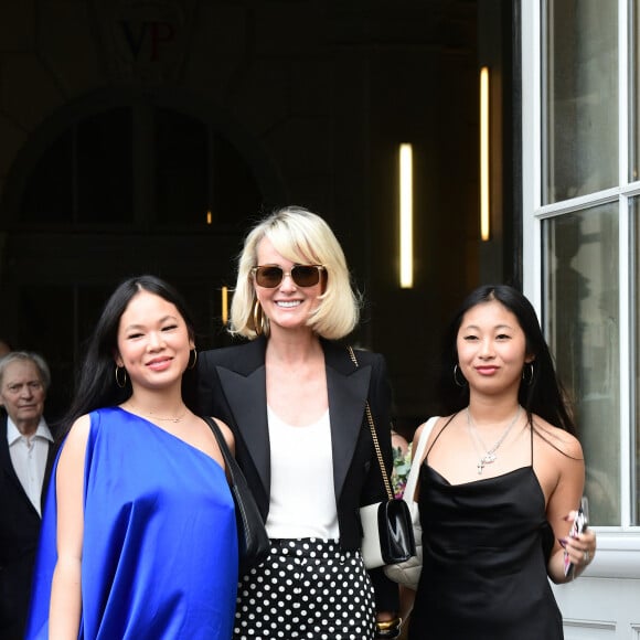 Laeticia Hallyday et ses filles Jade et Joy à leur arrivée au mariage de Claude Lelouch à la mairie du 18ème à Paris. Le 17 juin 2023