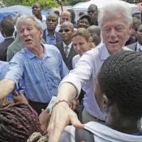 Bill Clinton et George W. Bush ensemble au chevet de Haïti : l'un est acclamé comme le messie, et l'autre hué !