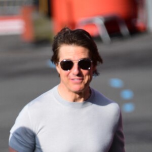 Tom Cruise et Connor Cruise arrivent dans un héliport du centre de Londres.