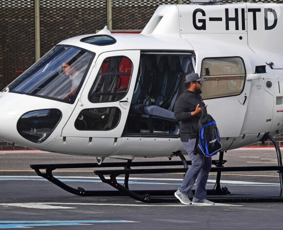 
Tom Cruise et Connor Cruise arrivent dans un héliport du centre de Londres.