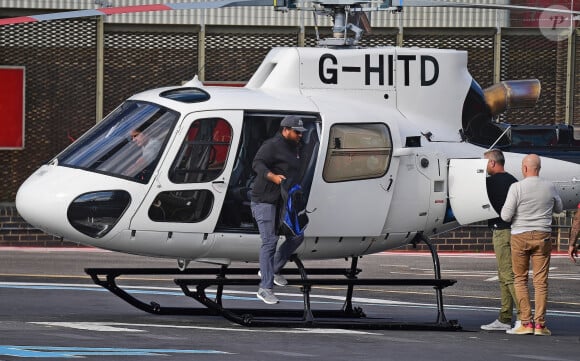Tom Cruise et Connor Cruise arrivent dans un héliport du centre de Londres.