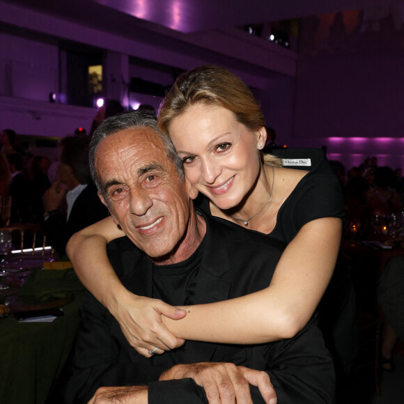 Audrey Crespo-Mara et Thierry Ardisson assistent à la vente aux enchères d'oeuvres d'art "Heroes for Imagine" à l'institut Imagine à Paris, France, le 12 septembre 2022.