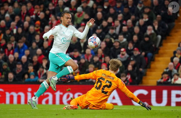 Le gardien de Liverpool, Caoimhin Kelleher, fait un arrêt sur Sekou Mara de Southampton lors du cinquième tour de l'Emirates FA Cup à Anfield, Liverpool.  Peter Byrne/PA Wire.