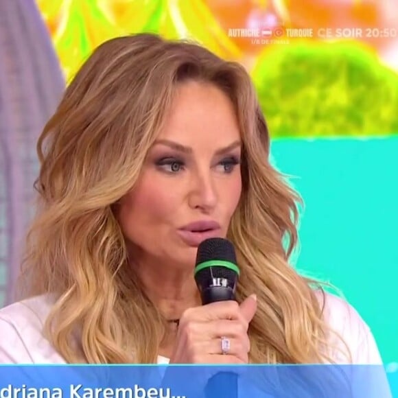 Les candidats des "12 coups de midi" ont été interrogés sur la carrière d'Adriana Karembeu
Adriana Karembeu sur le plateau des "12 coups de midi"