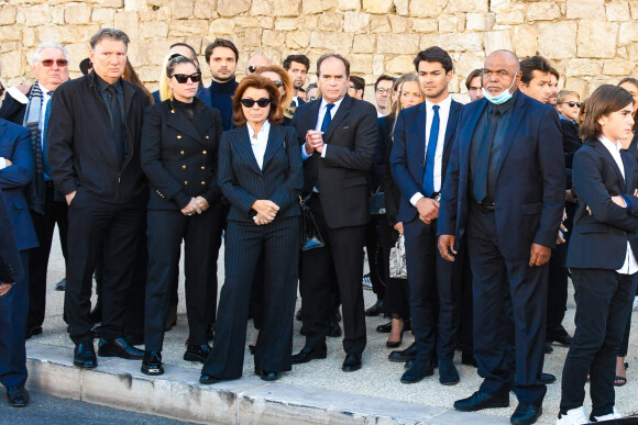 Sophie Tapie, Dominique Tapie, Nathalie Michaux Tapie (fille du défunt) et son mari Stéphane Michaux avec la famille - Les marseillais et la famille accompagnent Bernard Tapie jusqu'à la Cathédrale La Major à Marseille le 8 octobre 2021. © Santini / Jacovides / Bestimage 