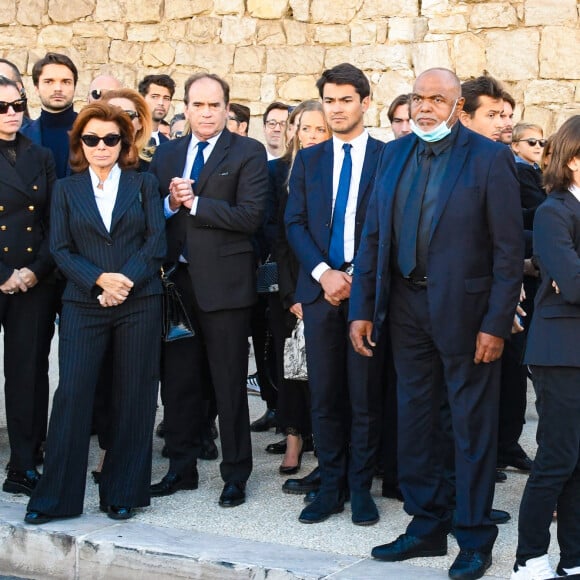 Sophie Tapie, Dominique Tapie, Nathalie Michaux Tapie (fille du défunt) et son mari Stéphane Michaux avec la famille - Les marseillais et la famille accompagnent Bernard Tapie jusqu'à la Cathédrale La Major à Marseille le 8 octobre 2021. © Santini / Jacovides / Bestimage 