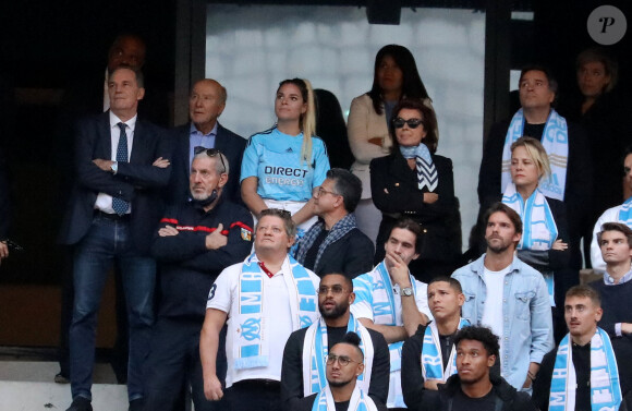 Renaud Muselier, Sophie Tapie, Dominique Tapie, Olivier Mazerolle, Laurent Tapie, Jean-Mathieu Marinetti, Nathalie Michaux-Tapie, Marie-Laure Tapie et les joueurs marseillais de cette saison - Cérémonie d'hommage à Bernard Tapie au stade Vélodrome à Marseille, France, le 7 octobre 2021. Bernard Tapie, est décédé le 3 octobre 2021 à l'âge de 78 ans, après un combat de quatre ans avec cancer. © Jacovides-Santini/Bestimage 