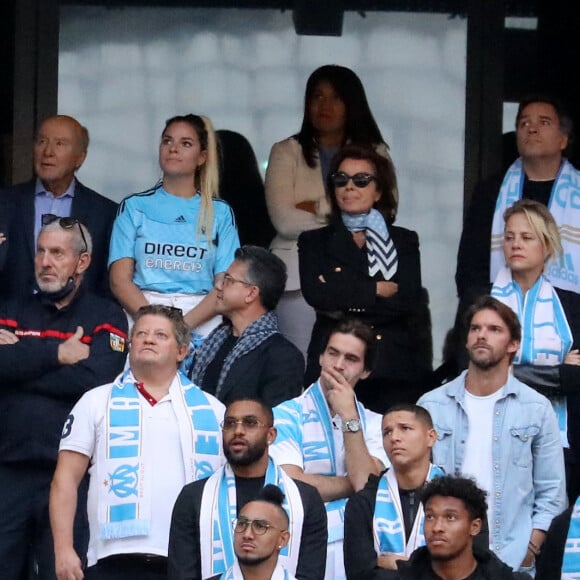 Renaud Muselier, Sophie Tapie, Dominique Tapie, Olivier Mazerolle, Laurent Tapie, Jean-Mathieu Marinetti, Nathalie Michaux-Tapie, Marie-Laure Tapie et les joueurs marseillais de cette saison - Cérémonie d'hommage à Bernard Tapie au stade Vélodrome à Marseille, France, le 7 octobre 2021. Bernard Tapie, est décédé le 3 octobre 2021 à l'âge de 78 ans, après un combat de quatre ans avec cancer. © Jacovides-Santini/Bestimage 