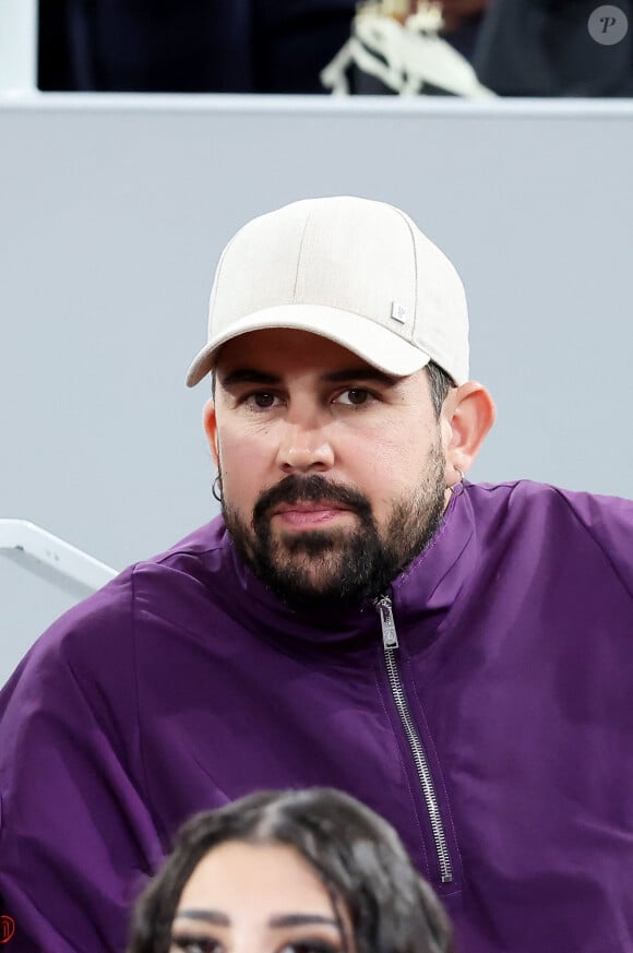 Il est ainsi apparu dans de nombreuses comédies cultes, avant de passer derrière la caméra
Artus - Les célébrités dans les tribunes des Internationaux de France de tennis de Roland Garros 2024 à Paris, le 29 mai 2024. © Jacovides / Moreau / Bestimage 